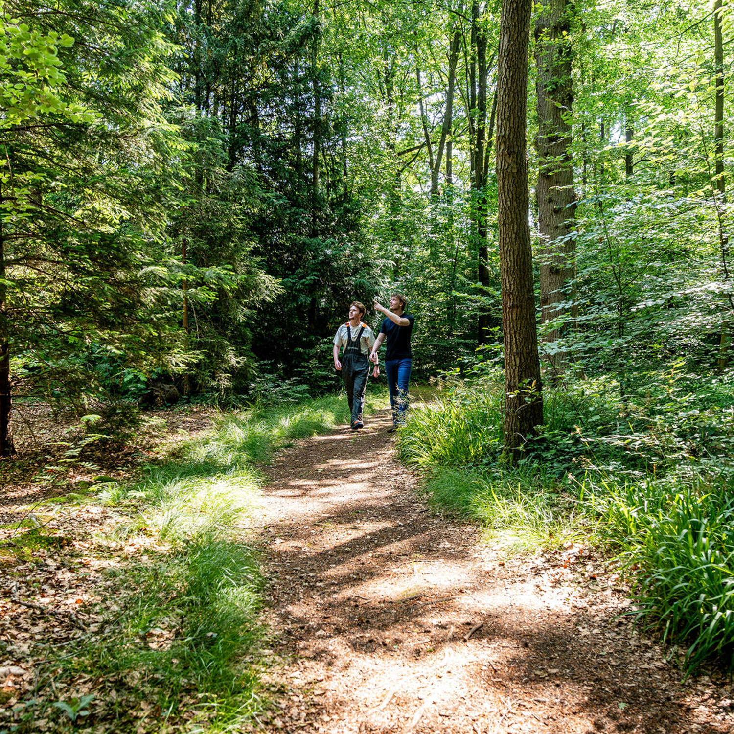 Meisje zittend op een bank voor kluisjes
