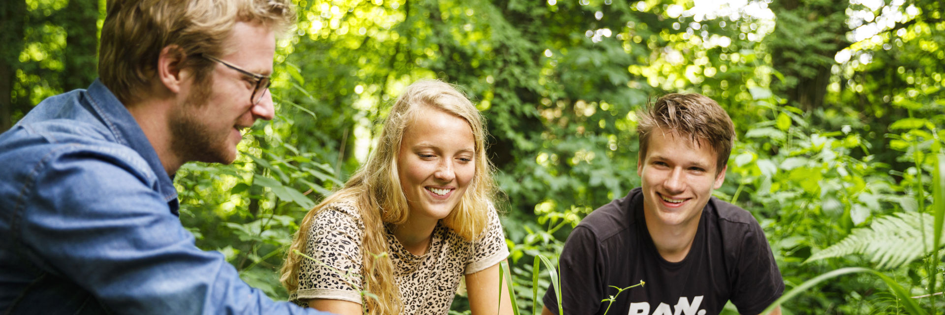 Twee studenten krijgen uitleg in de natuur