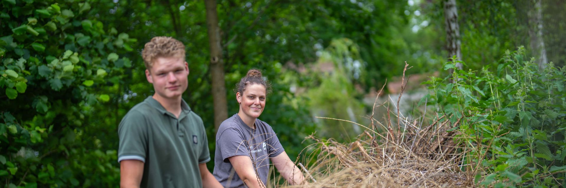 Twee studenten werken in een bos