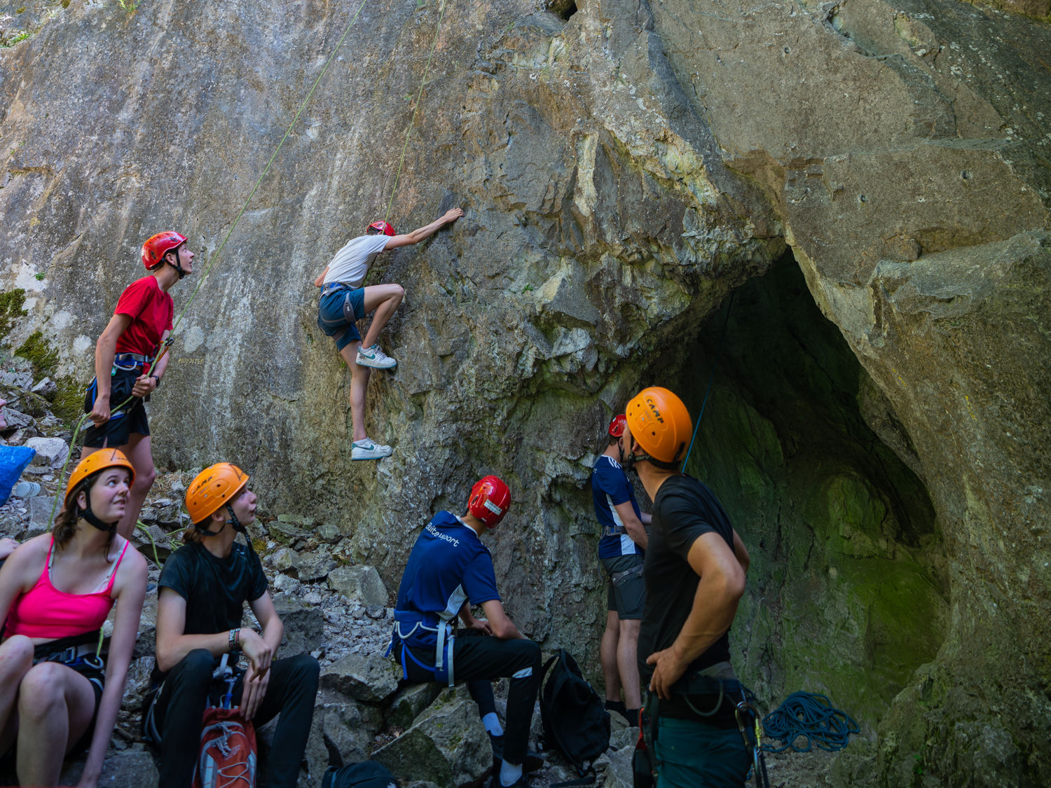 Leerling lachend voor een boekenkast