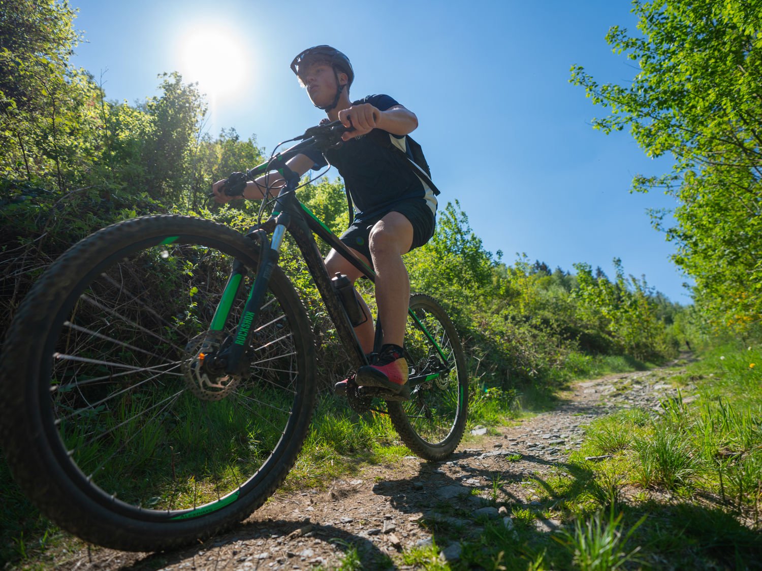 Bloemstudent in aanloop naar WorldSkills Lyon met de vlag van Yuverta