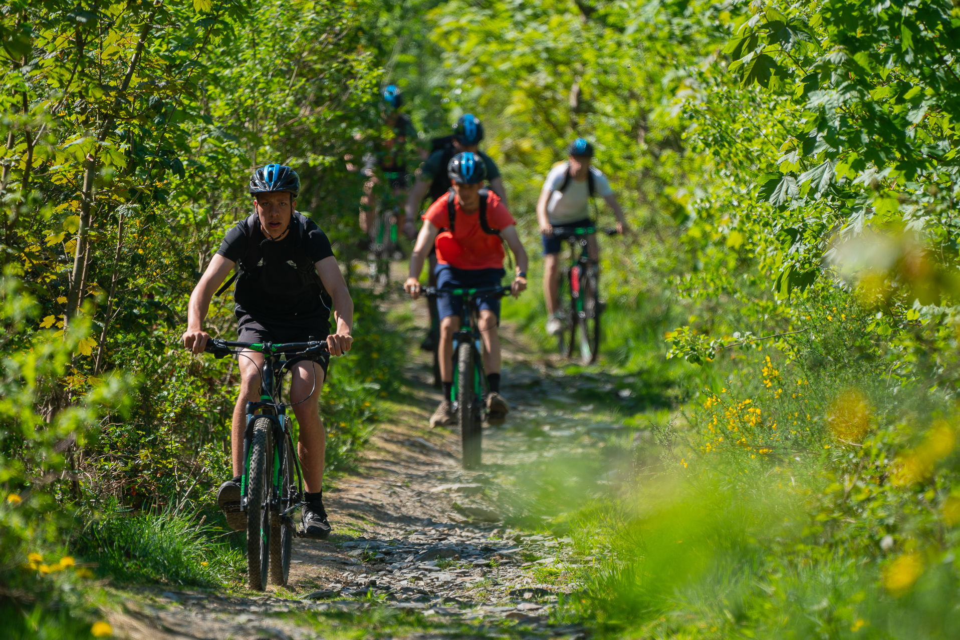 Meisje zittend op een bank voor kluisjes