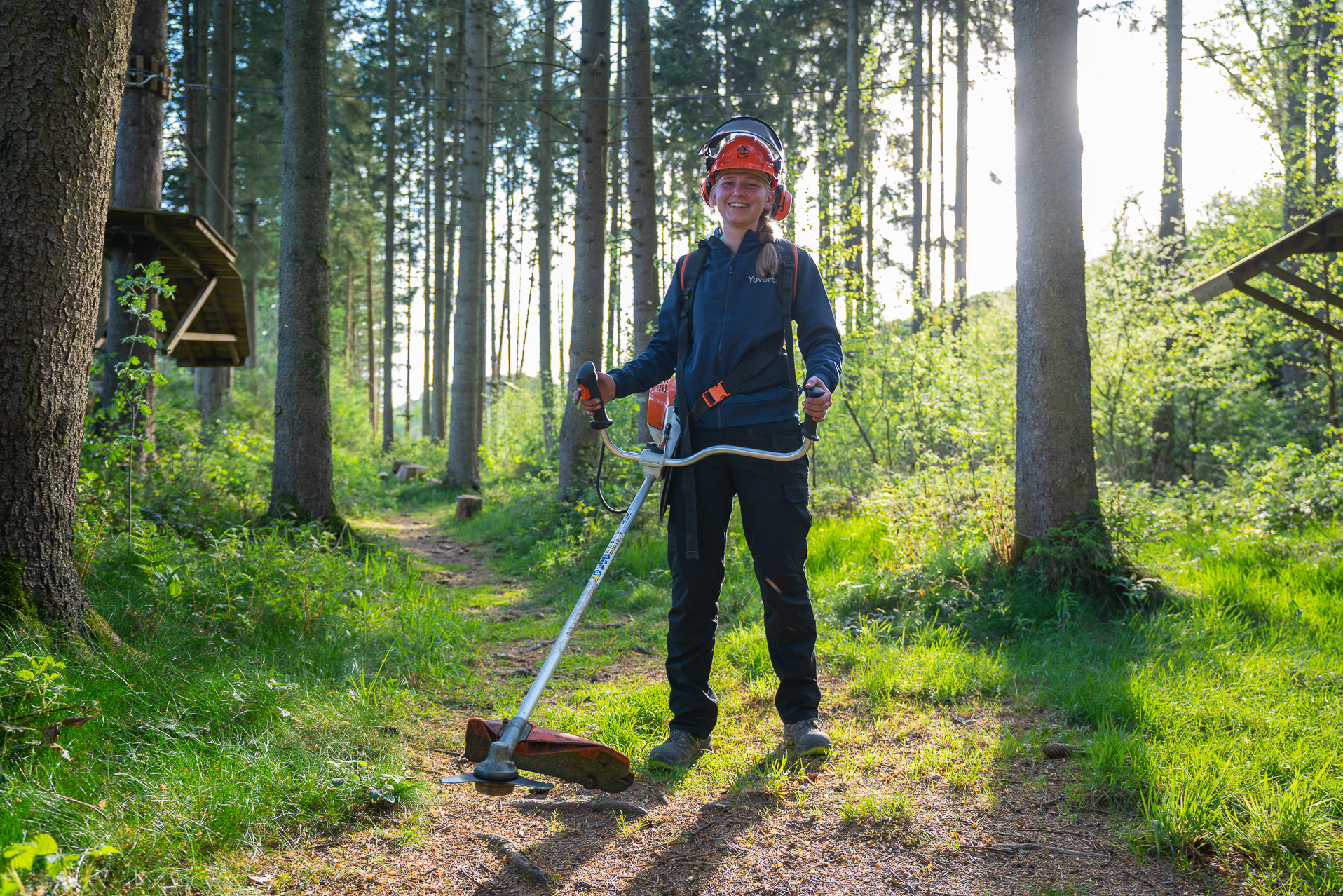 Meisje zittend op een bank voor kluisjes