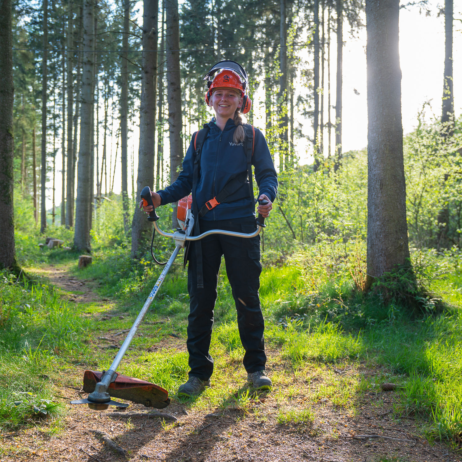 Een student rijdt lachend paard