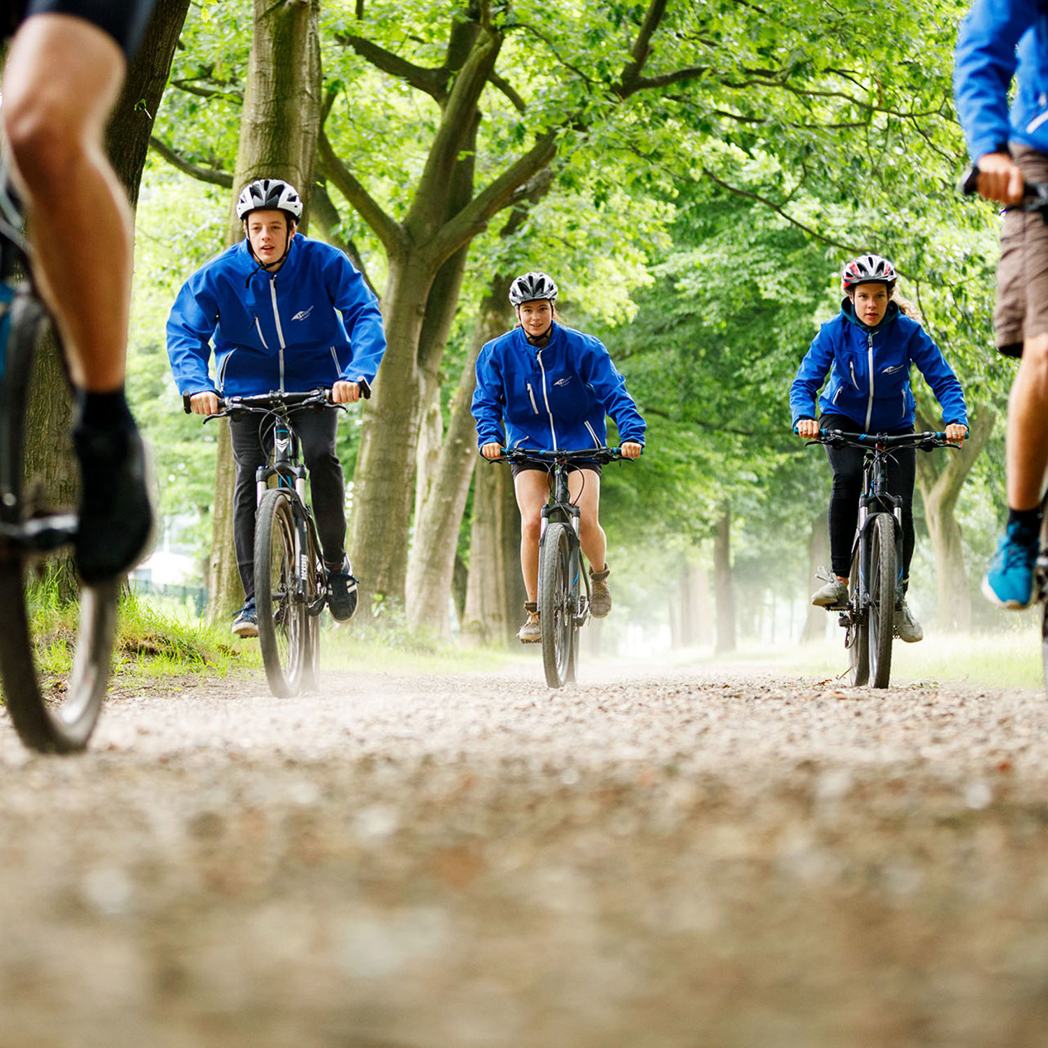 Meisje zittend op een bank voor kluisjes