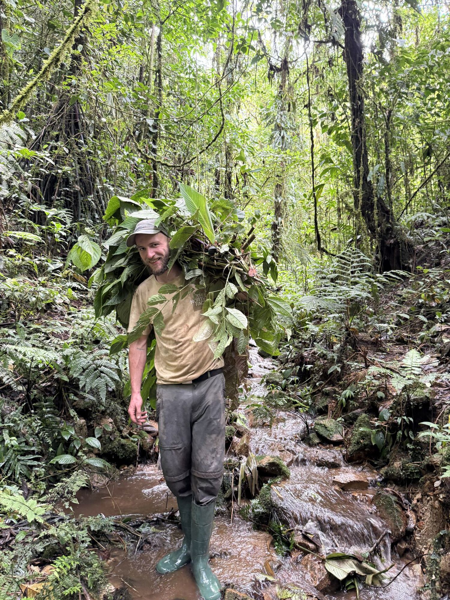 Meisje zittend op een bank voor kluisjes