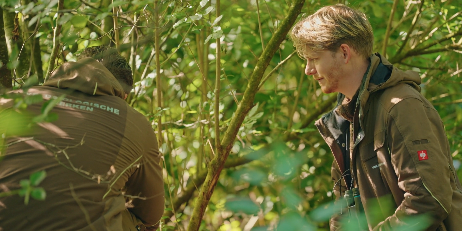 Docent van Yuverta vmbo Eindhoven neemt een vlog op met zijn eigen telefoon