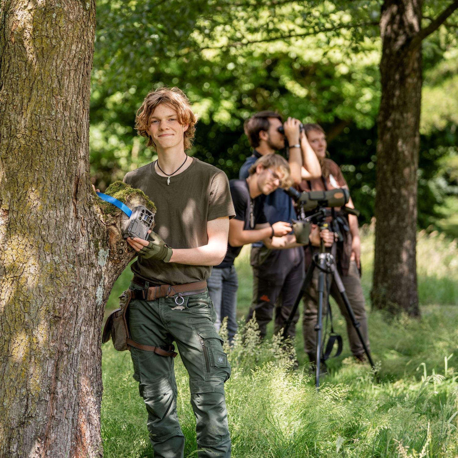 Meisje zittend op een bank voor kluisjes