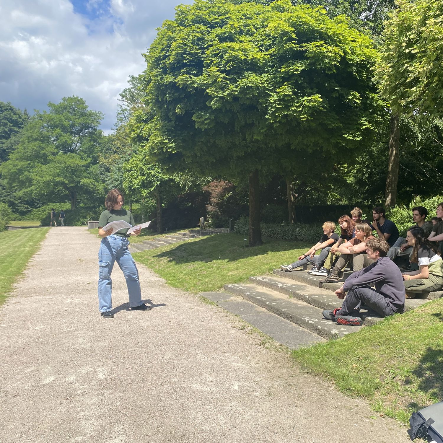 Meisje zittend op een bank voor kluisjes