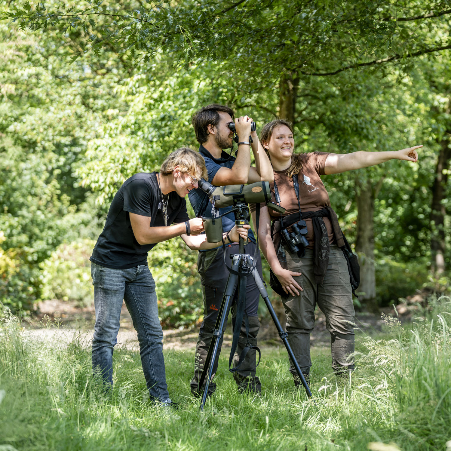 Meisje zittend op een bank voor kluisjes