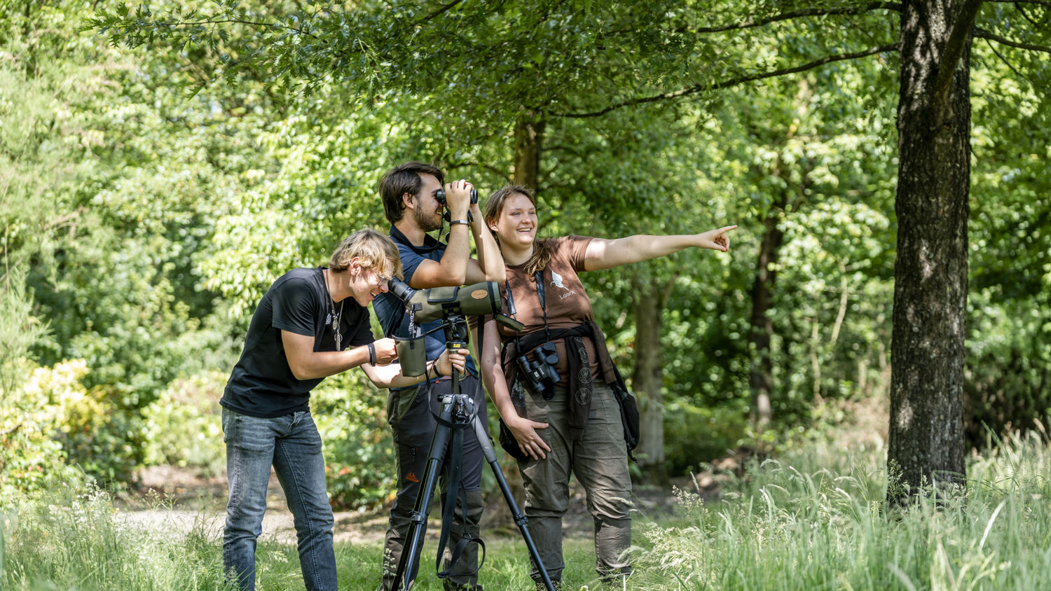 Een student rijdt lachend paard