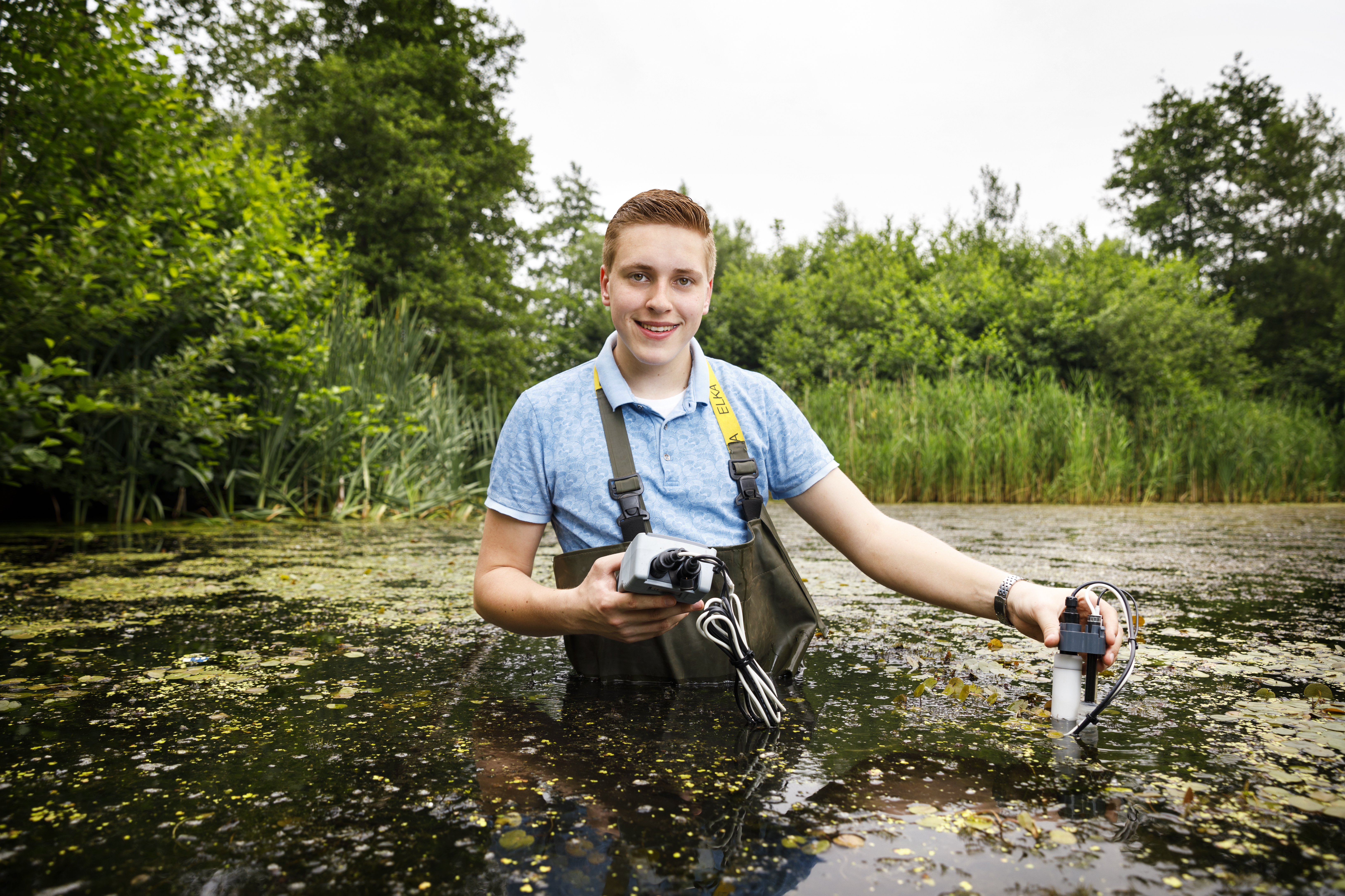 Meisje zittend op een bank voor kluisjes