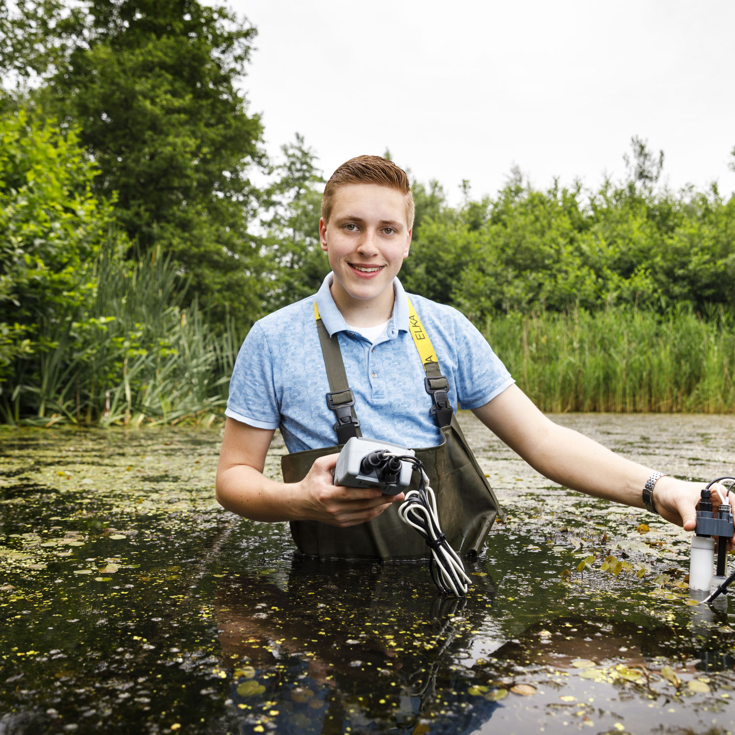 Meisje zittend op een bank voor kluisjes