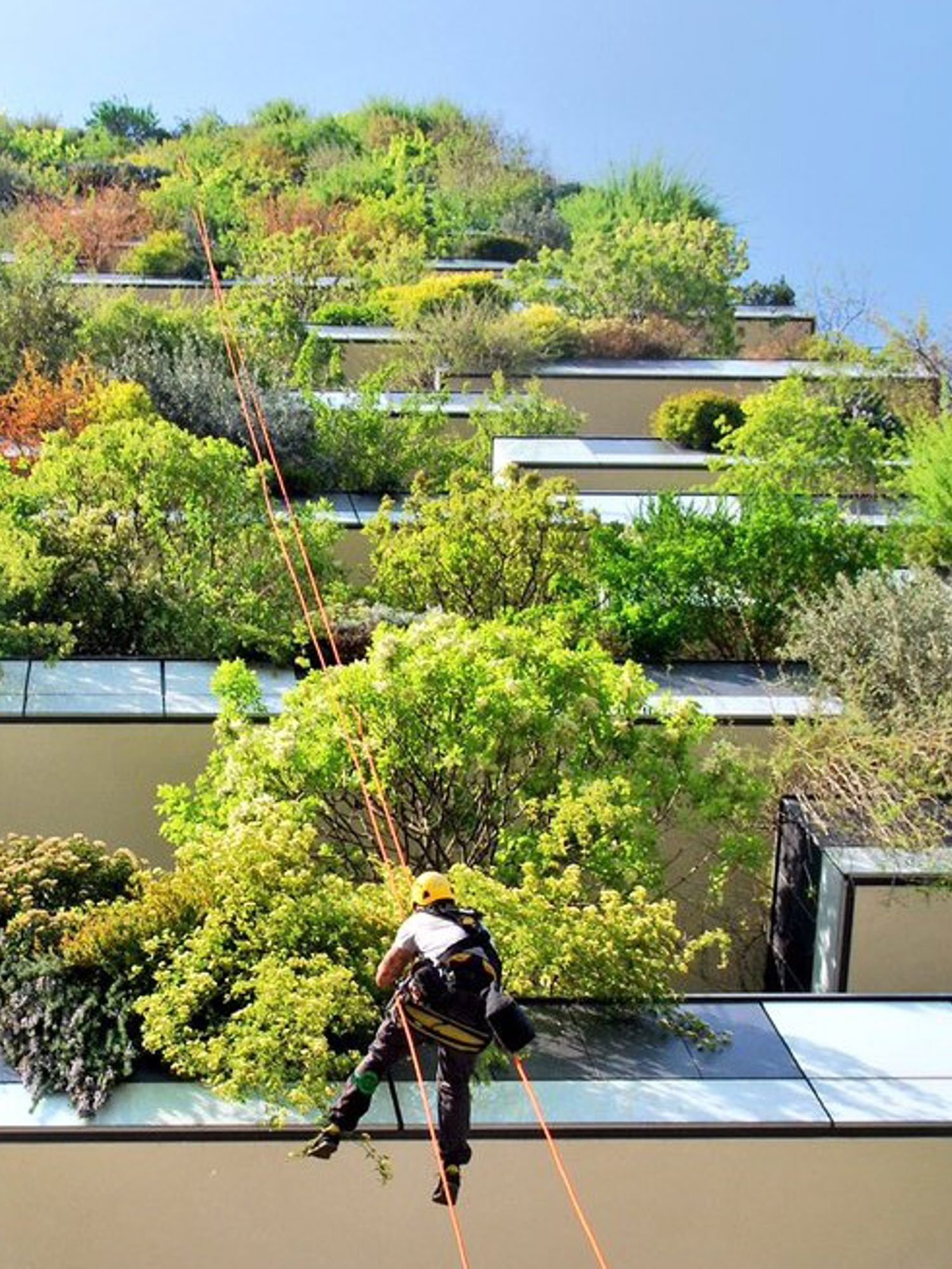 Docent van Yuverta vmbo Eindhoven neemt een vlog op met zijn eigen telefoon