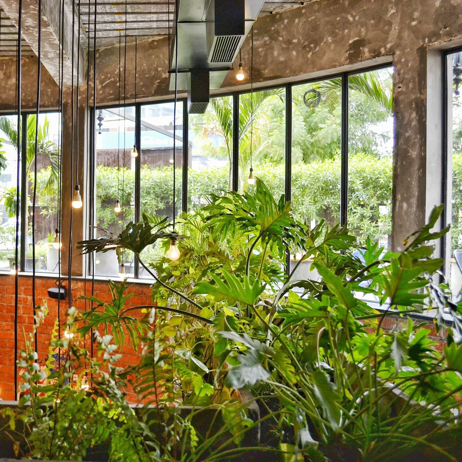 Meisje zittend op een bank voor kluisjes