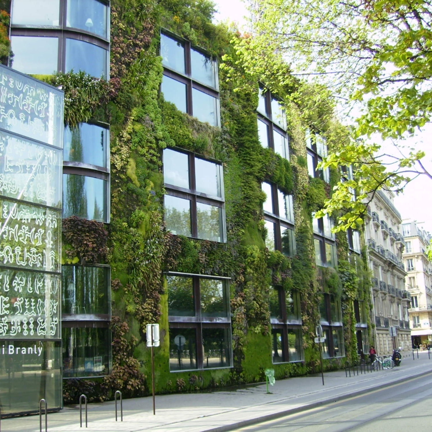 Meisje zittend op een bank voor kluisjes