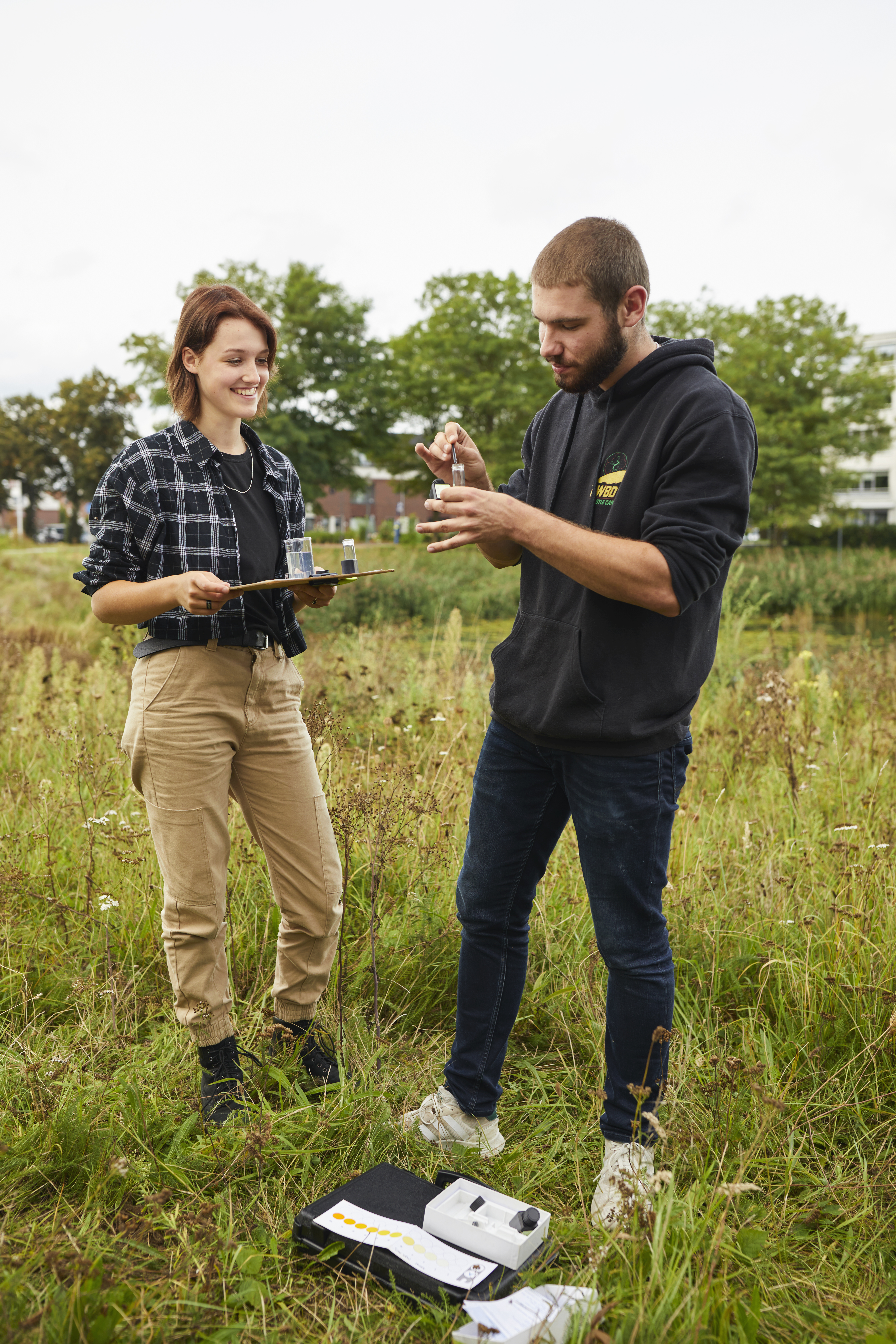 Meisje zittend op een bank voor kluisjes