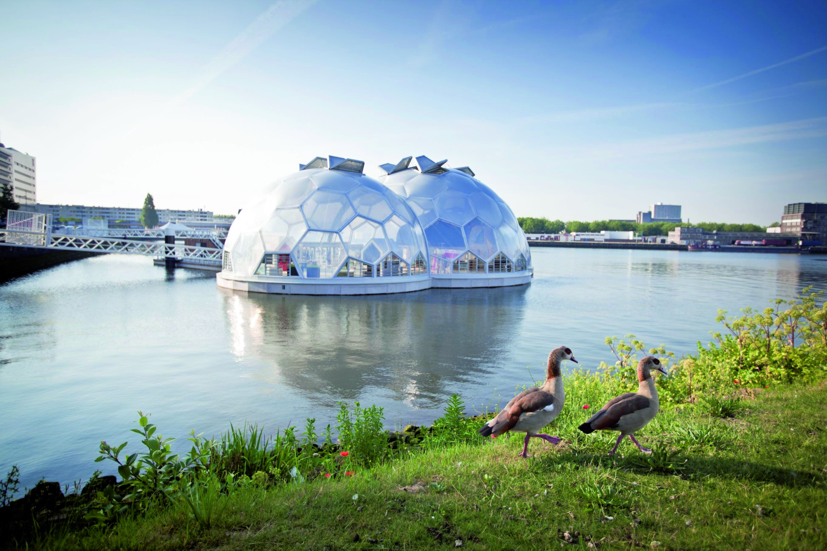 Twee domes op een rivier