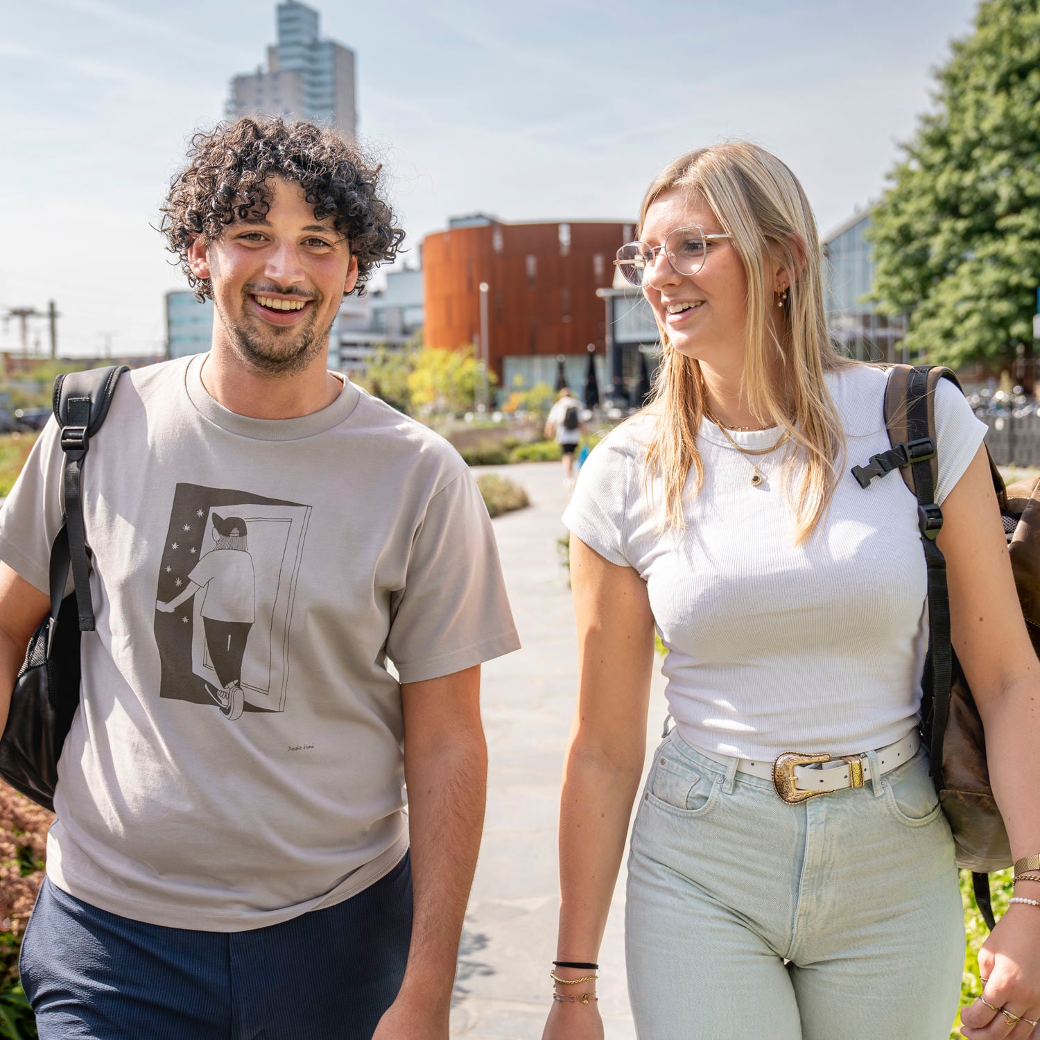 3 Studenten lopen samen buiten