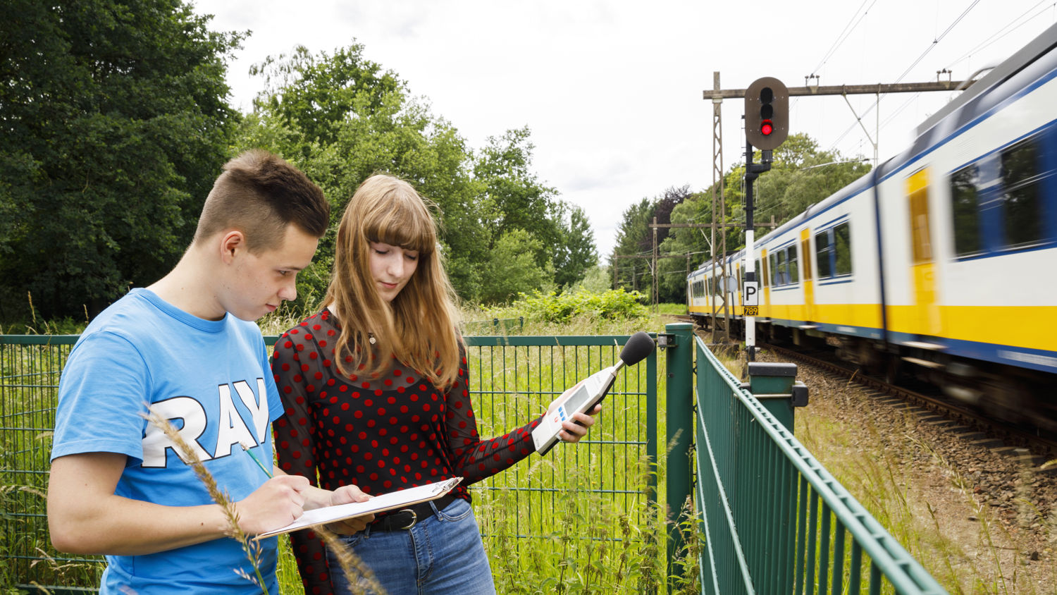 Meisje zittend op een bank voor kluisjes