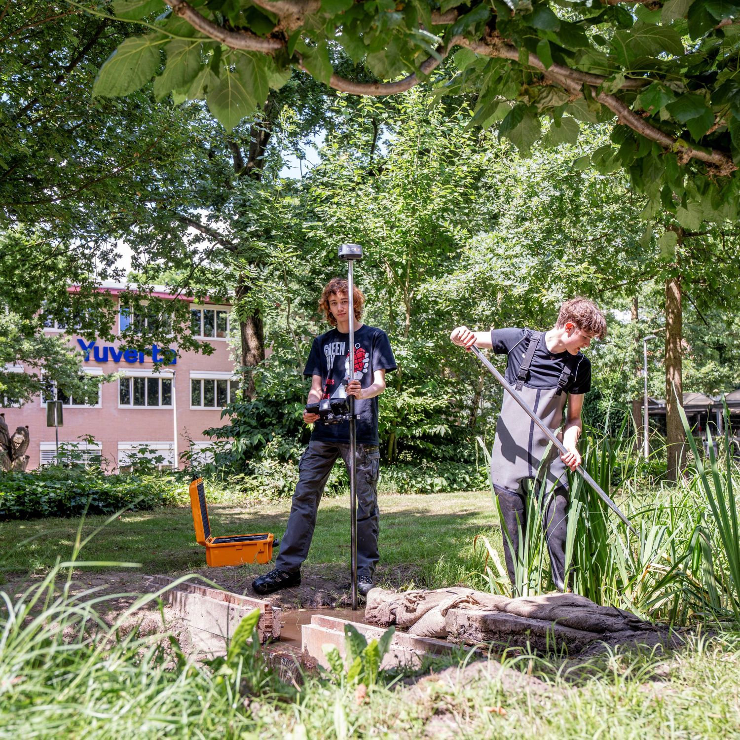 Docent leidt groep lachende studenten in klaslokaal