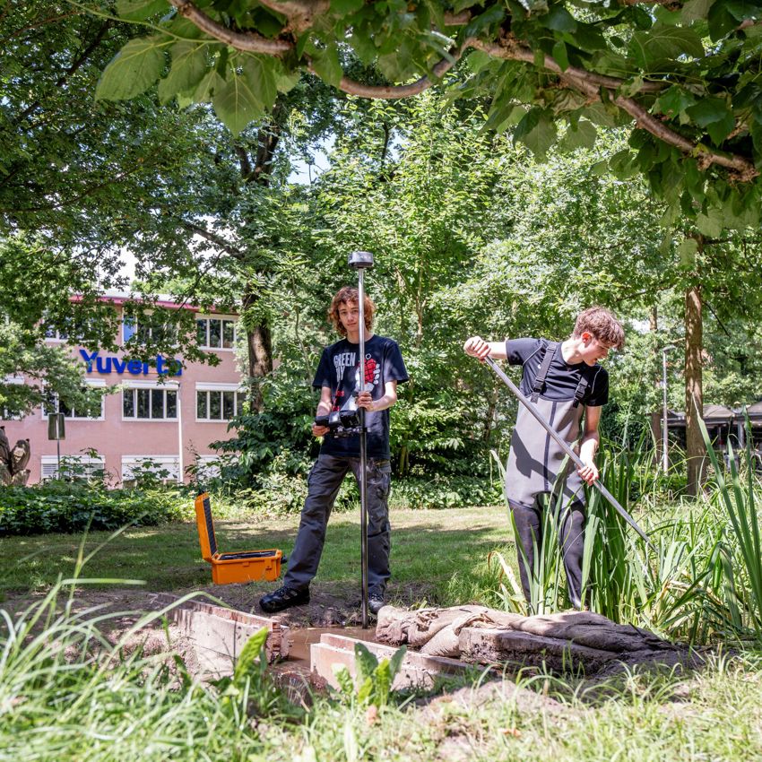 Meisje zittend op een bank voor kluisjes