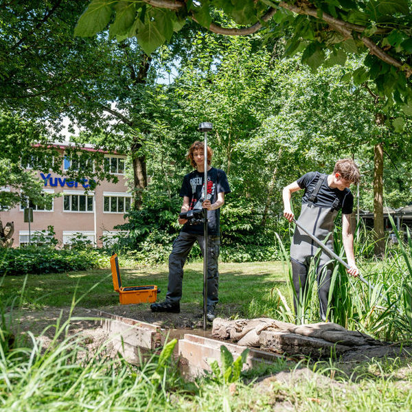 Meisje zittend op een bank voor kluisjes