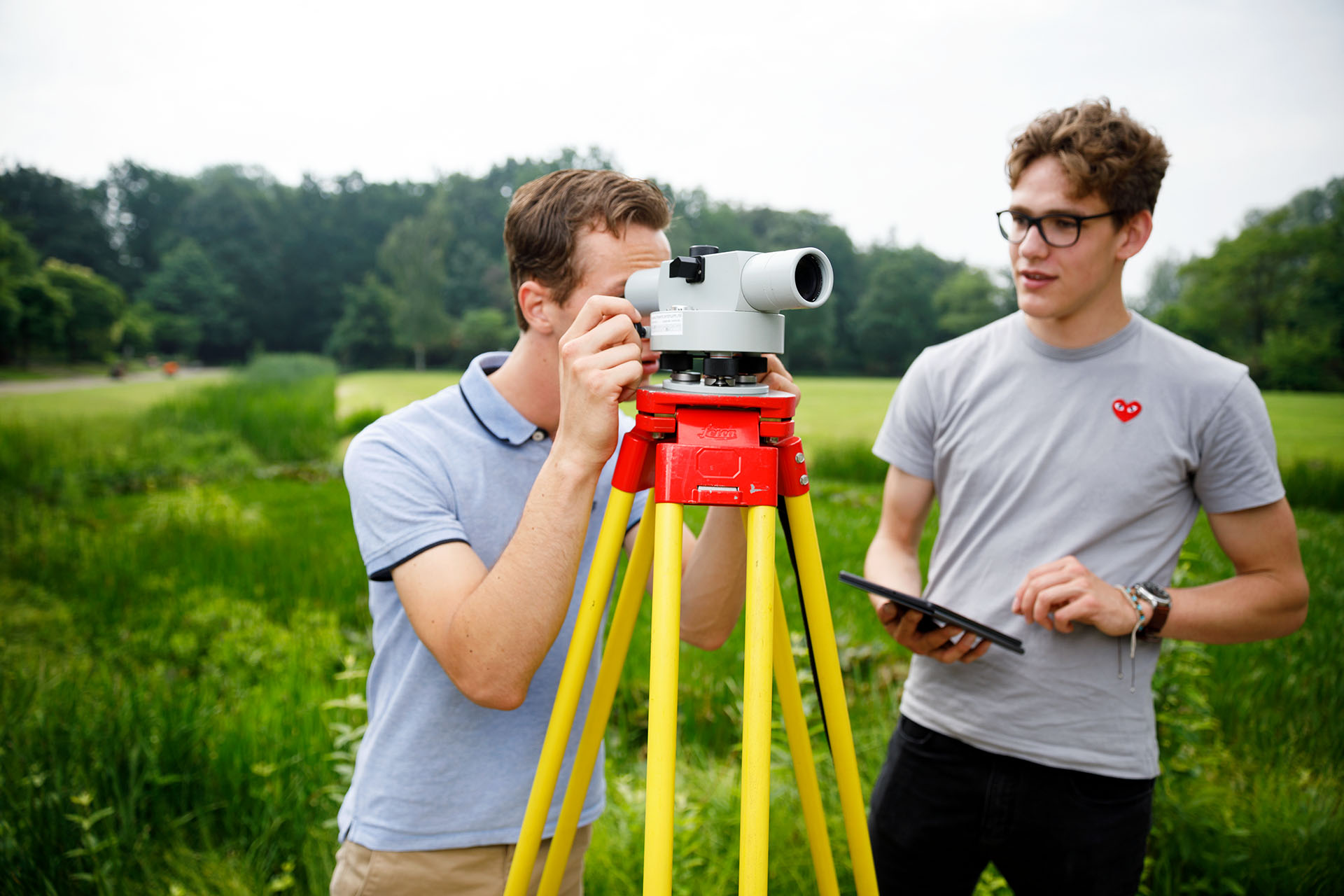 Docent leidt groep lachende studenten in klaslokaal