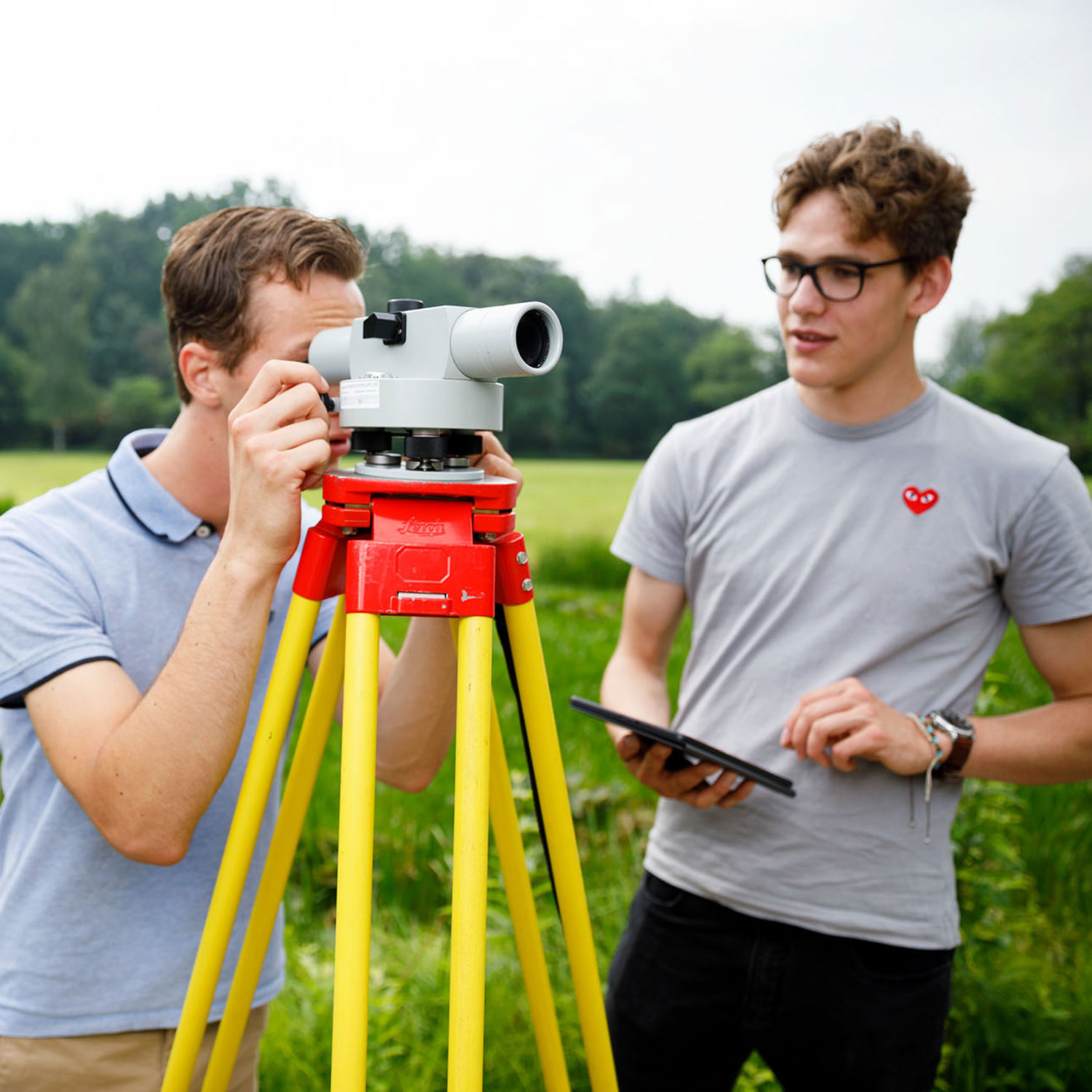 Docent leidt groep lachende studenten in klaslokaal