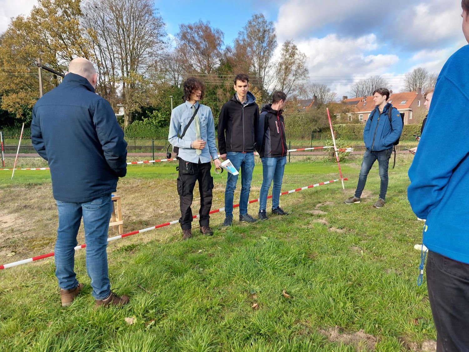 Een student rijdt lachend paard
