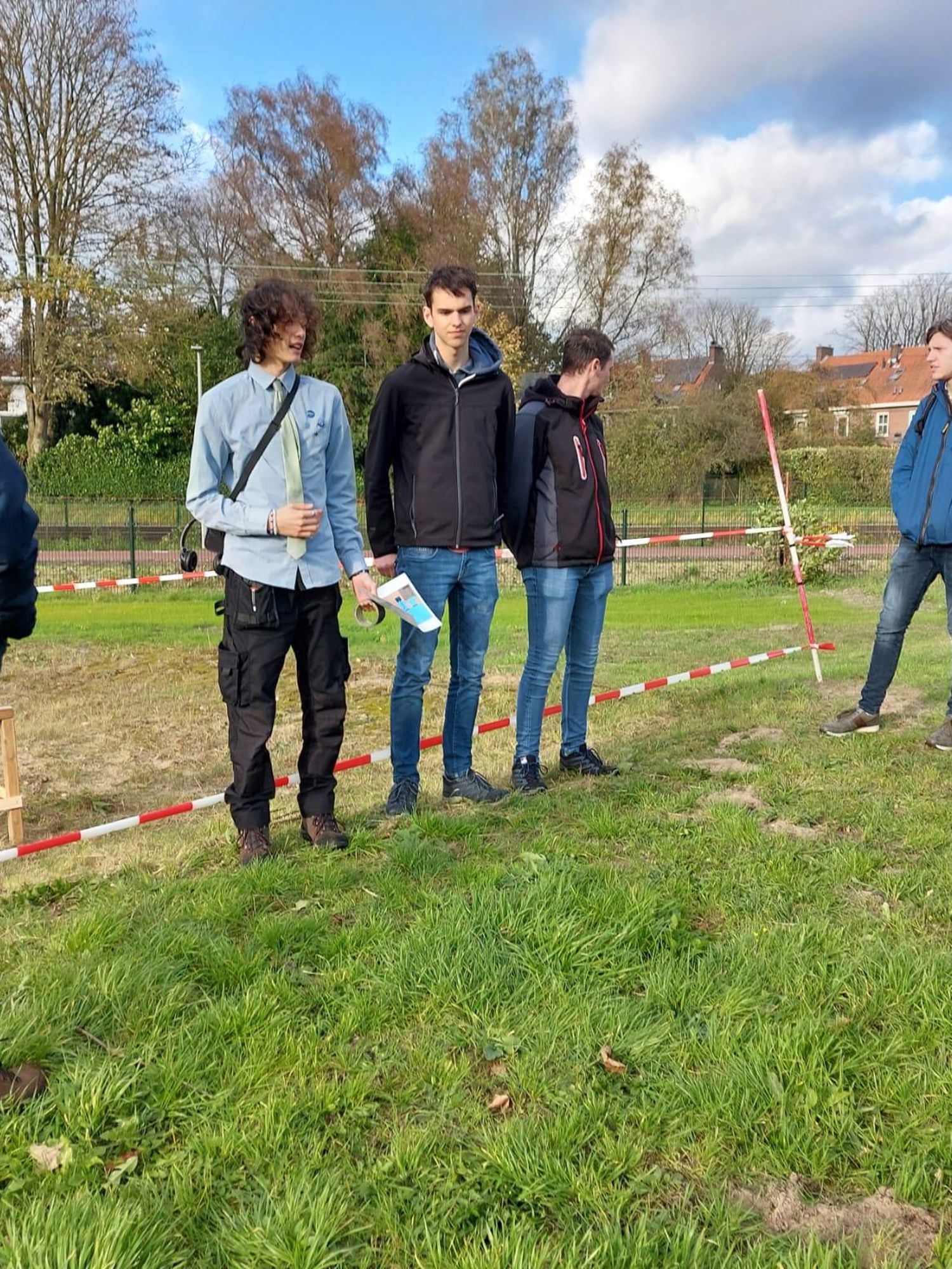 Docent leidt groep lachende studenten in klaslokaal