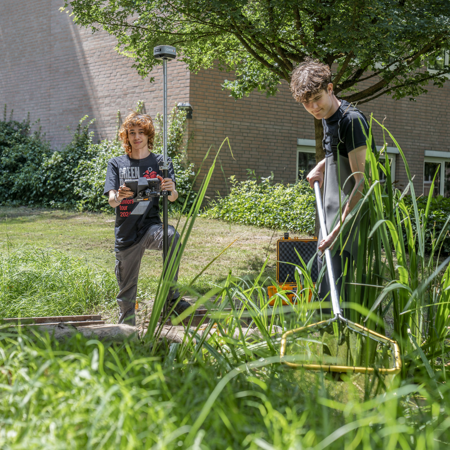 Meisje zittend op een bank voor kluisjes