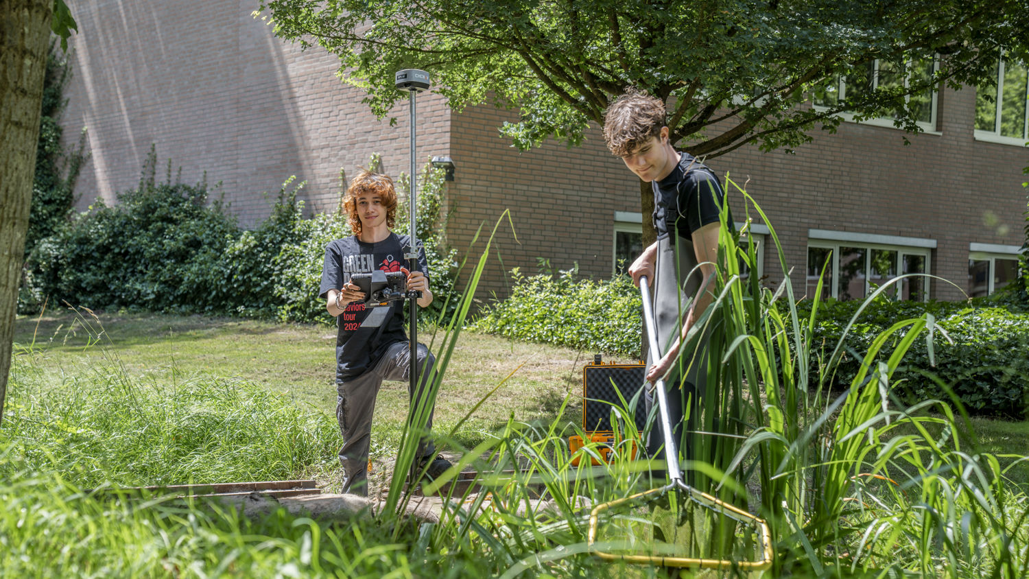 Twee studenten in een groene omgeving