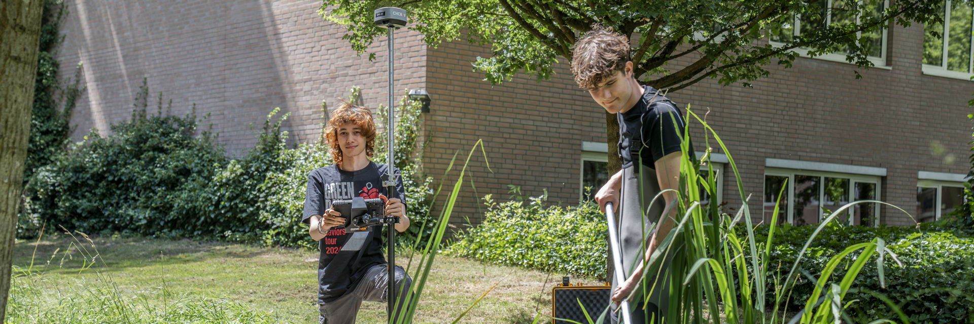 Twee studenten aan het werk in de natuur