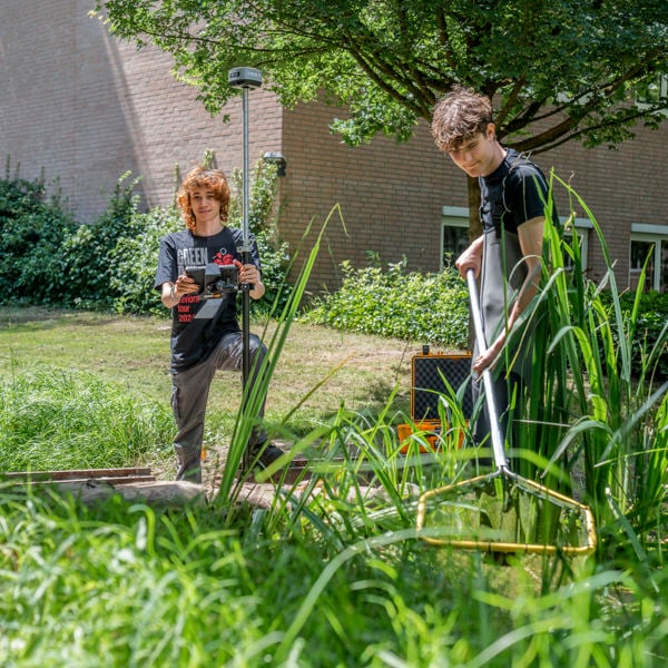 Twee studenten in een groene omgeving