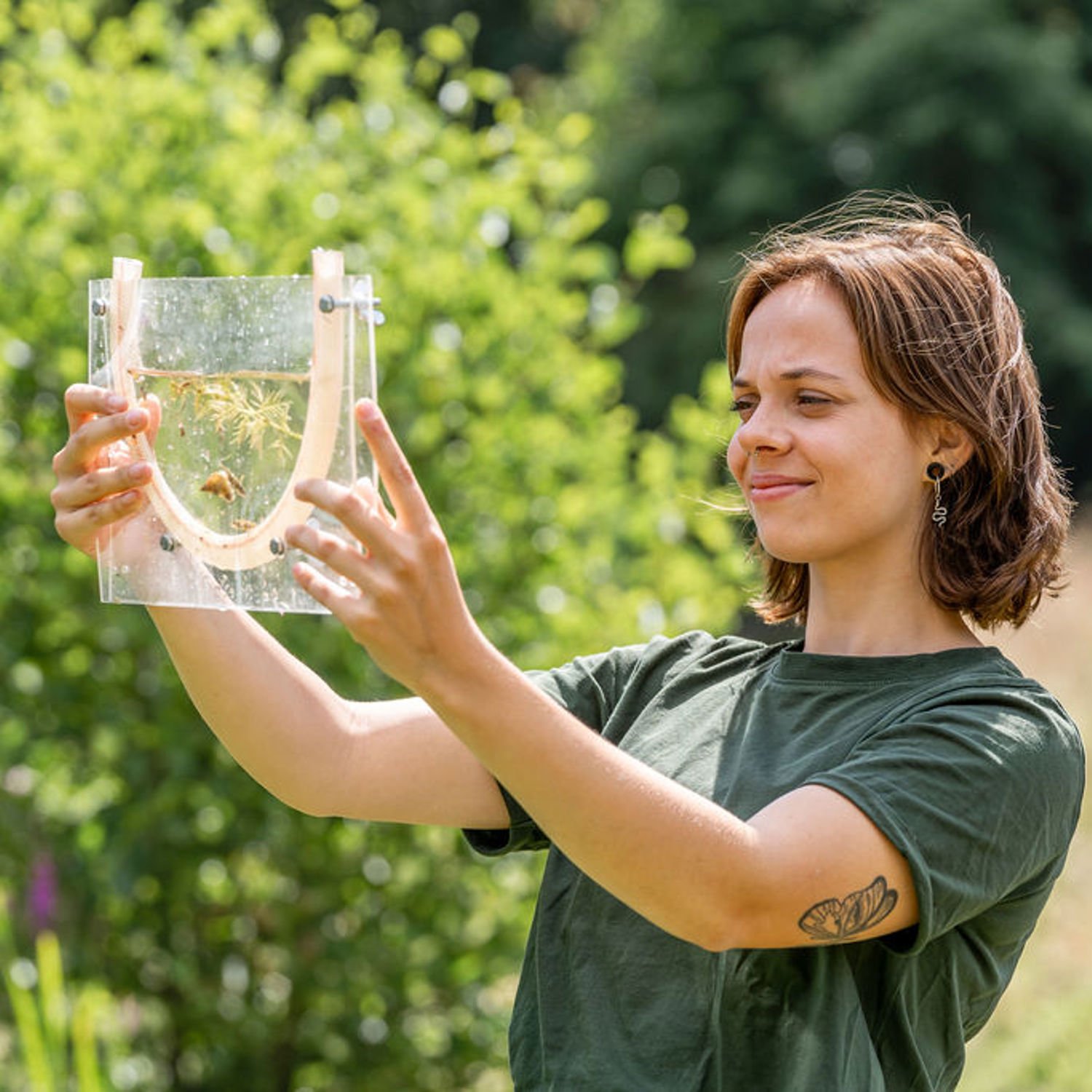 Twee studenten in een groene omgeving
