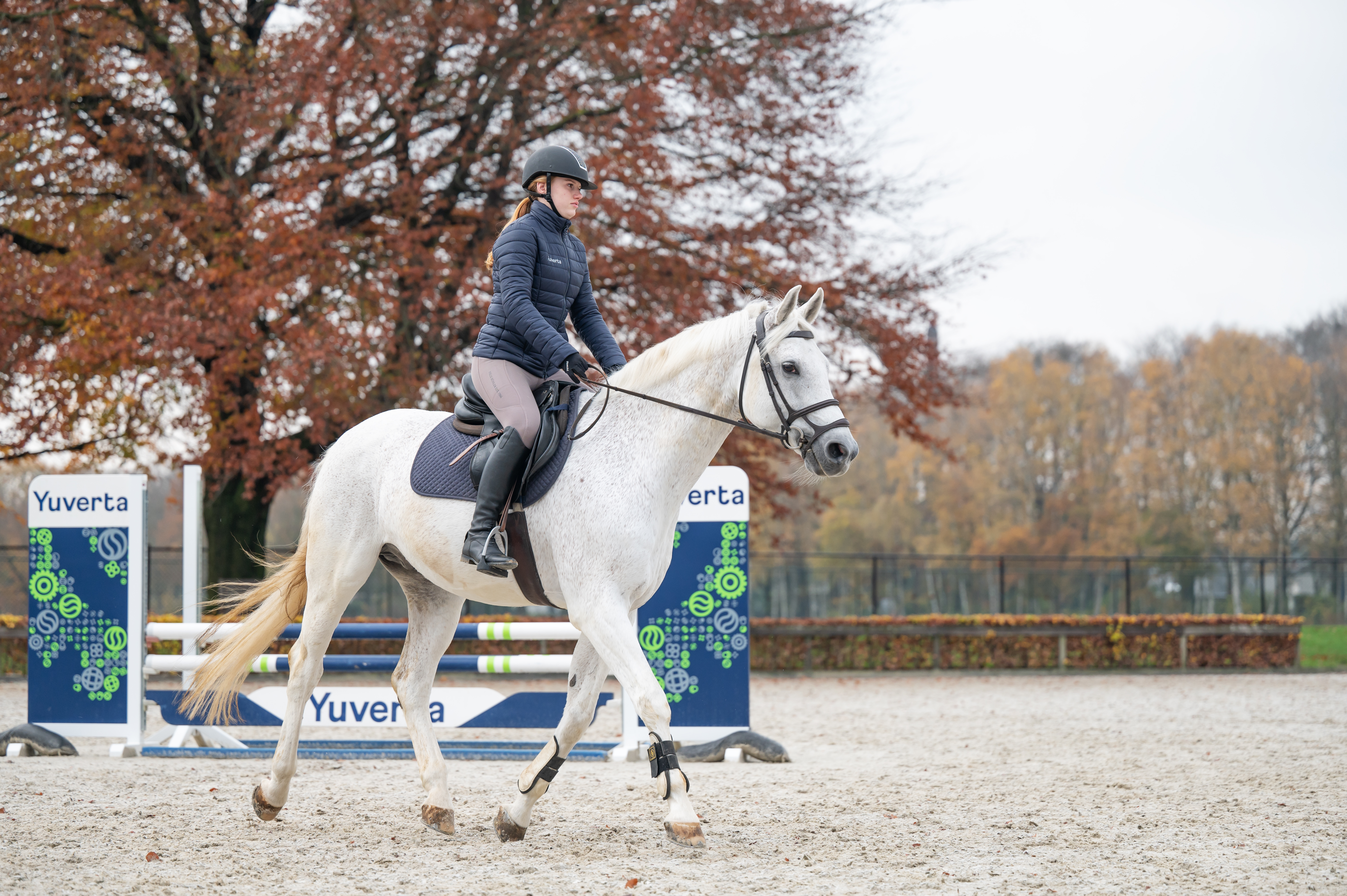 Een student rijdt op een paard