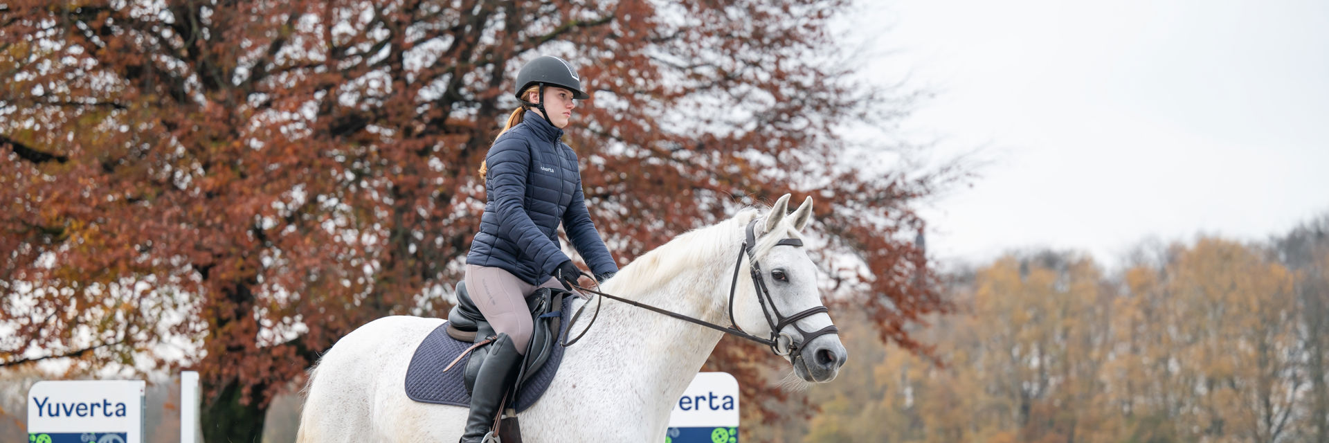 Een student rijdt op een paard