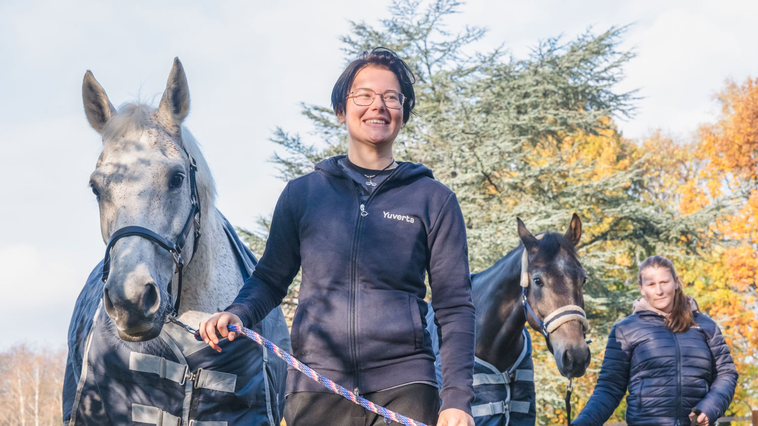Meisje zittend op een bank voor kluisjes