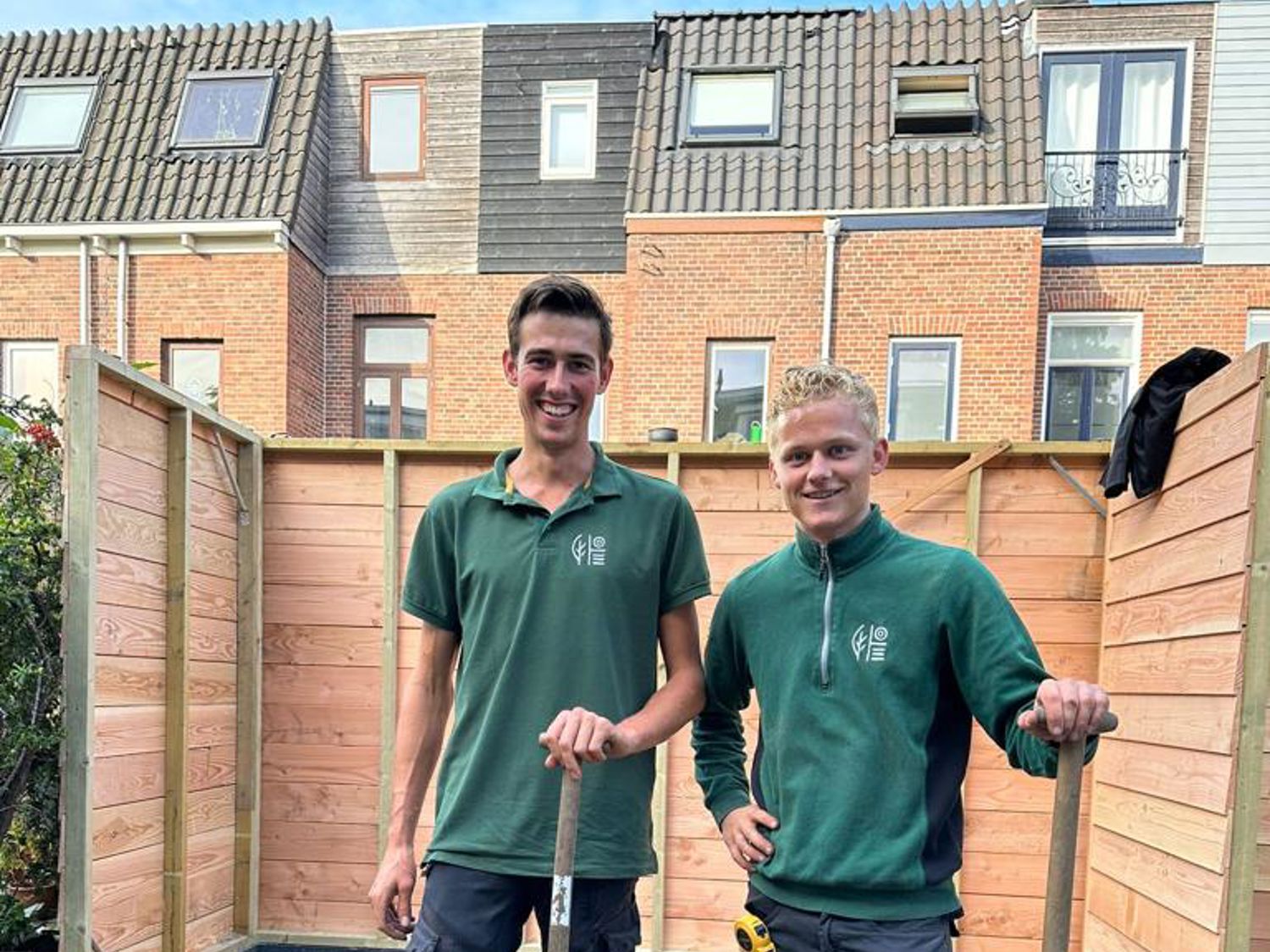 Meisje zittend op een bank voor kluisjes