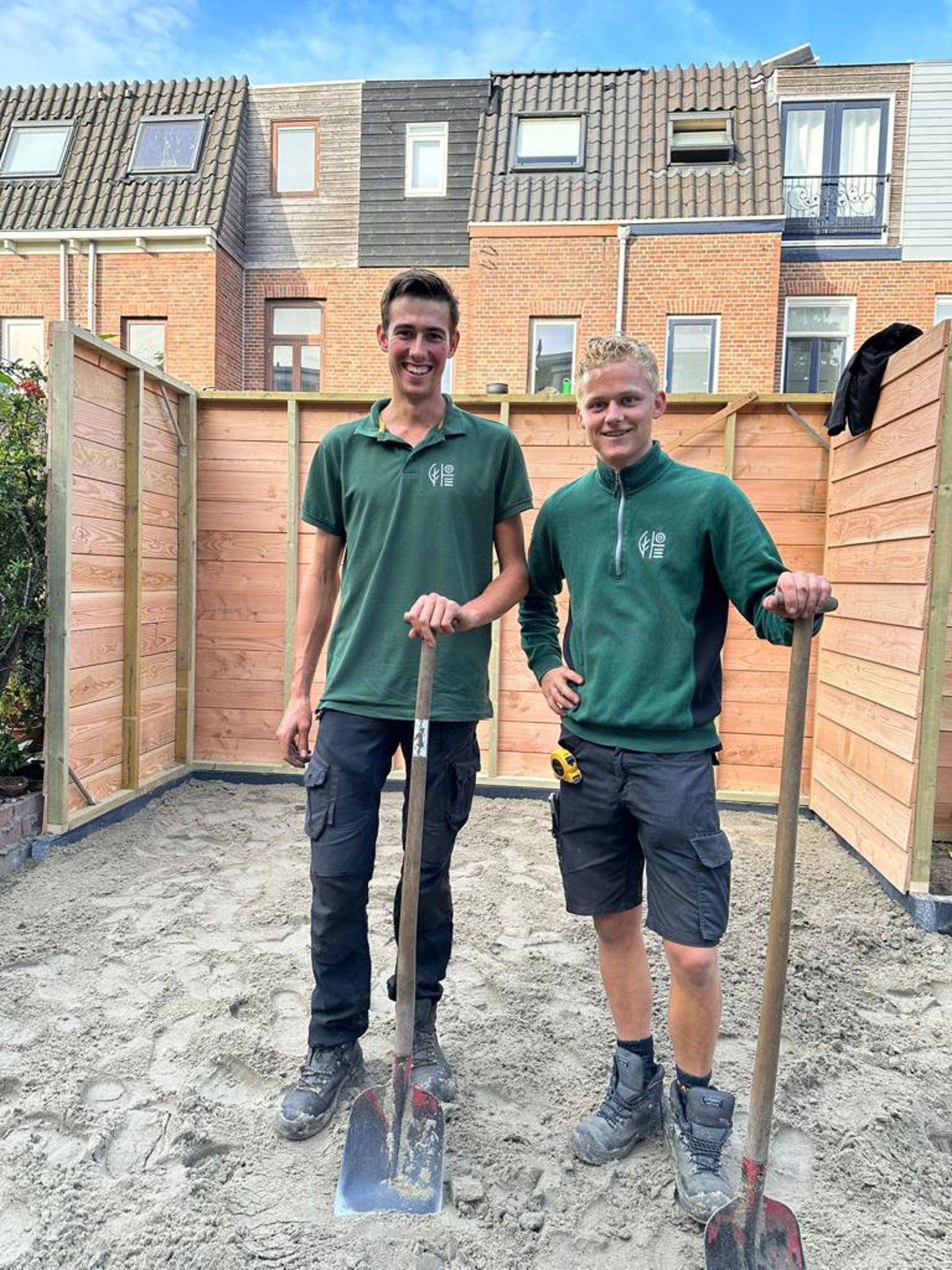 Meisje zittend op een bank voor kluisjes