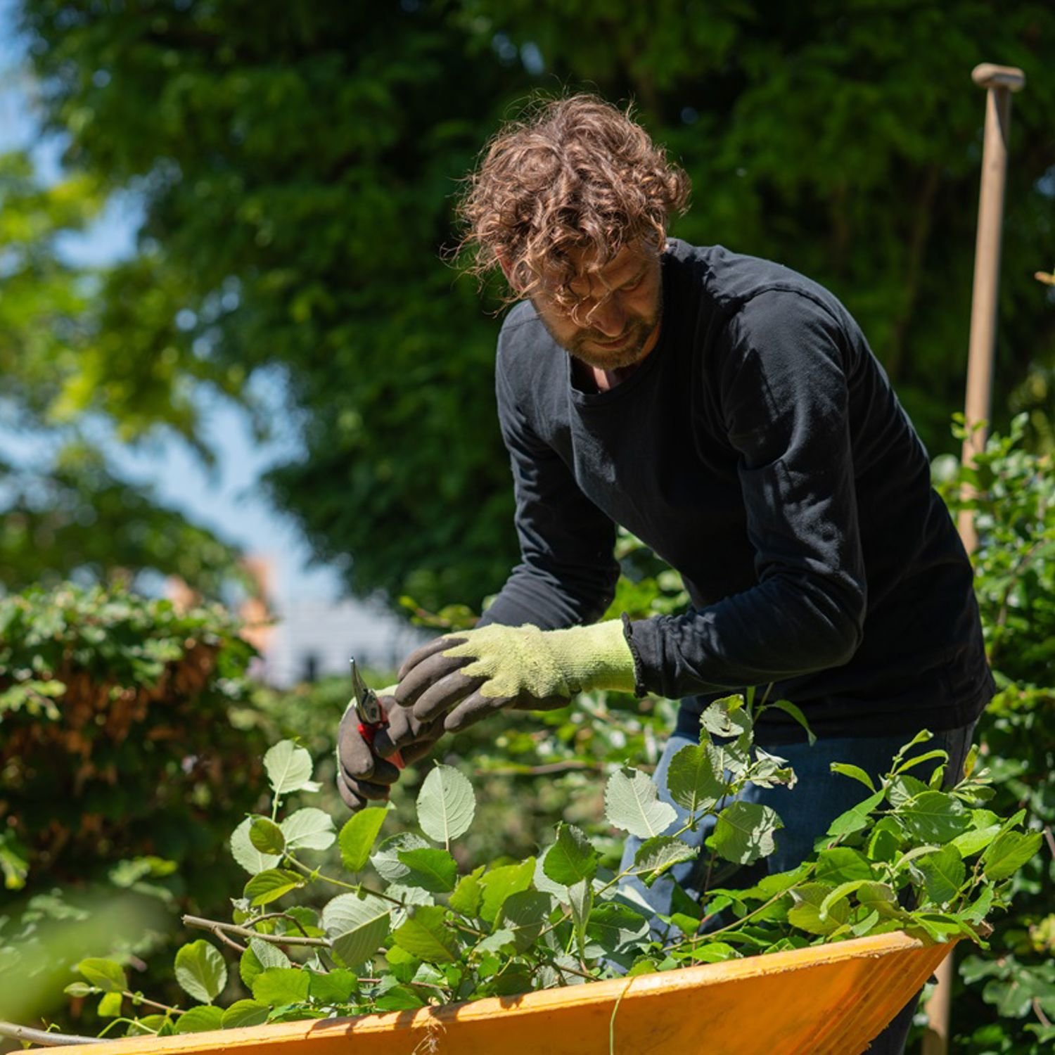 Meisje zittend op een bank voor kluisjes