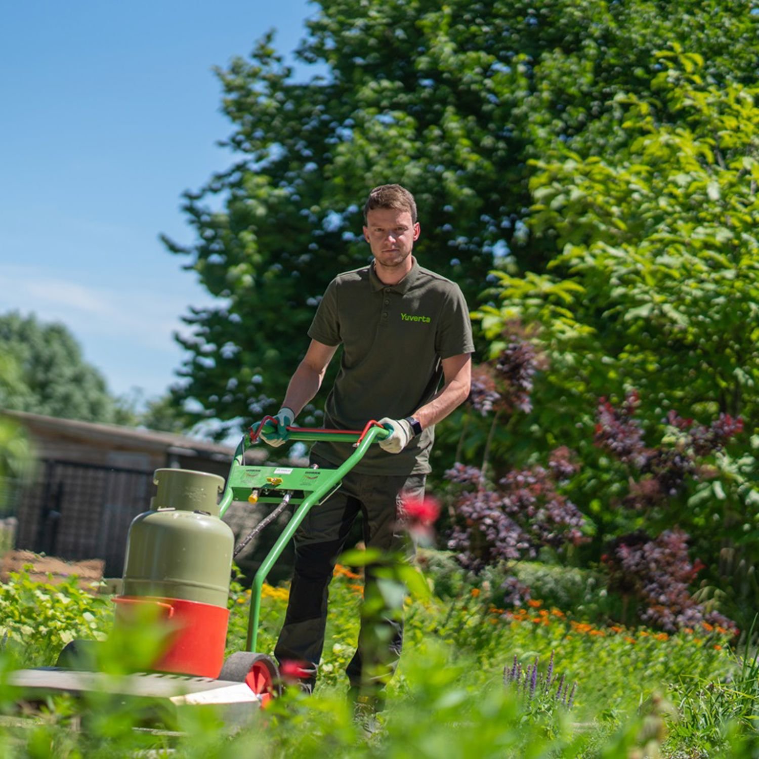 Meisje zittend op een bank voor kluisjes