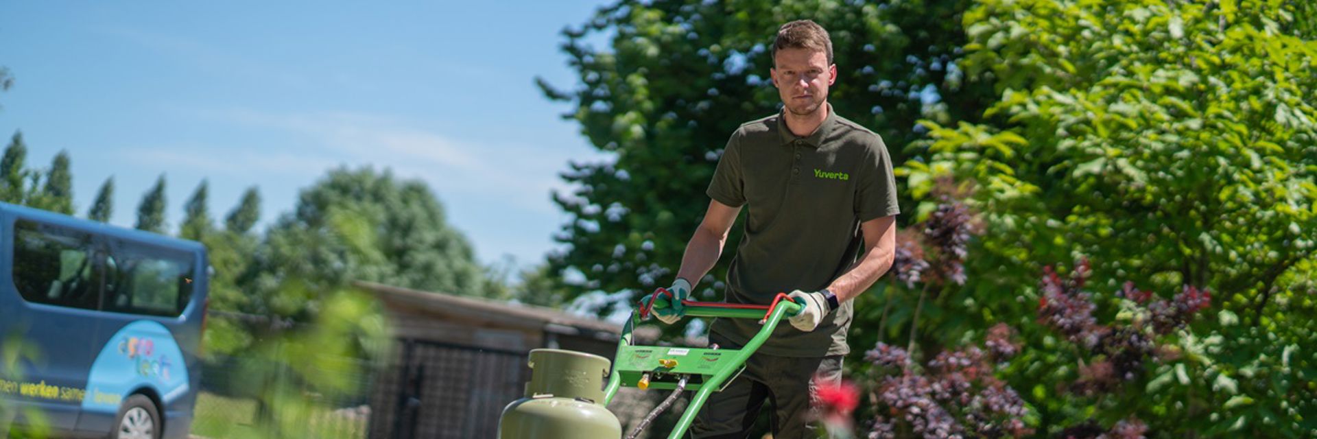 Een student verplaats een container tank