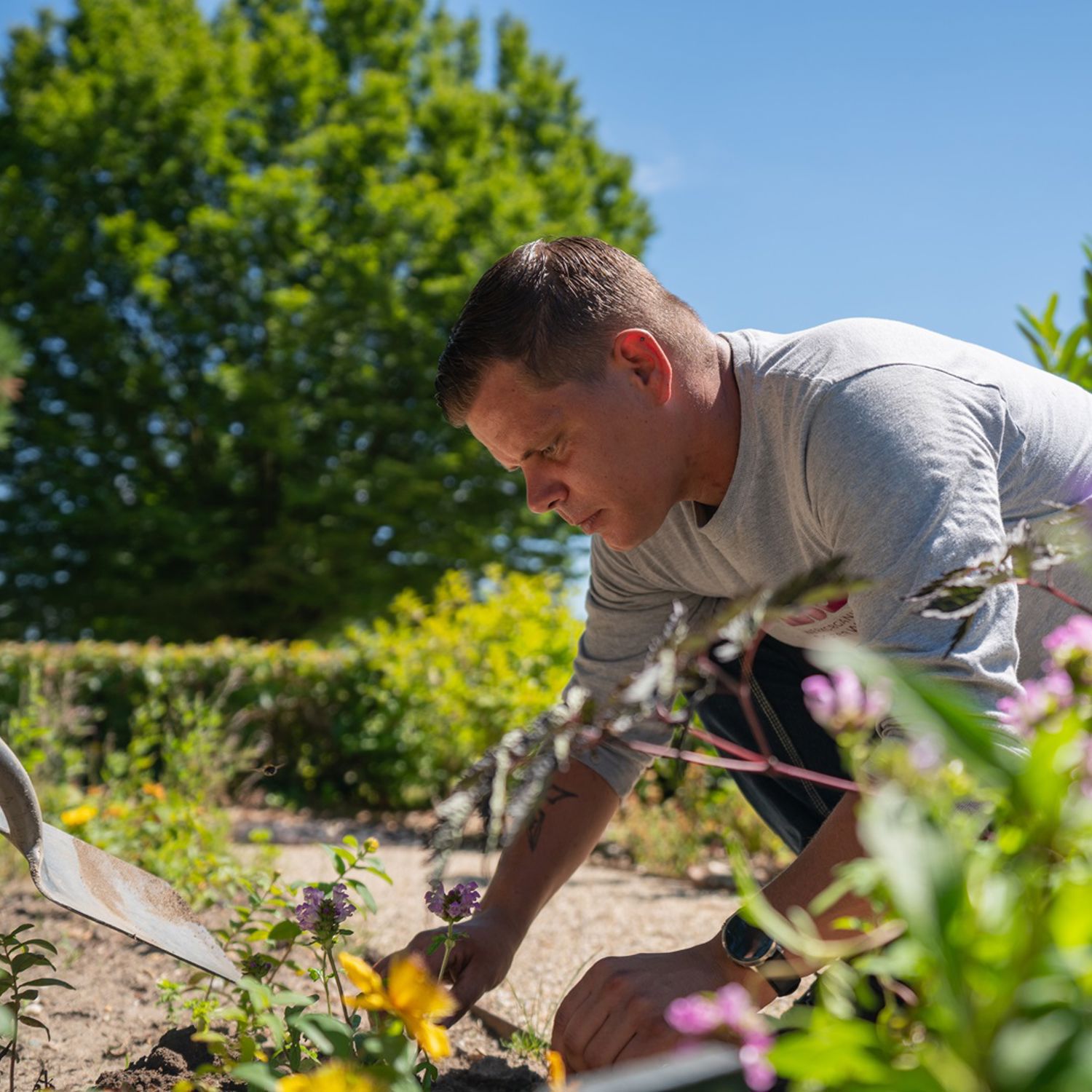 Meisje zittend op een bank voor kluisjes