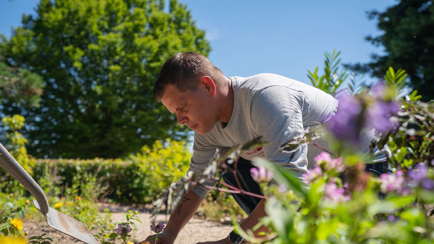 Meisje zittend op een bank voor kluisjes