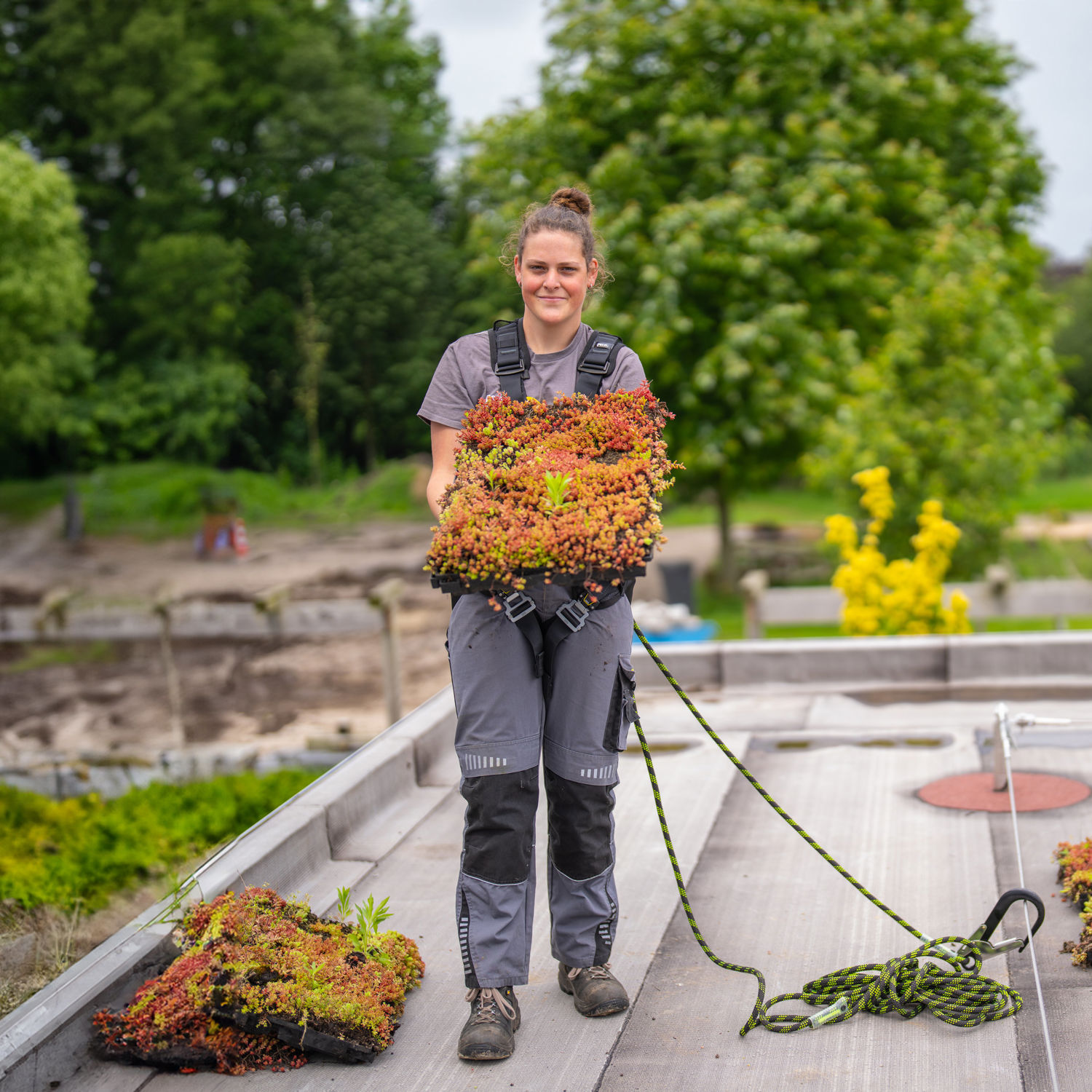 Meisje zittend op een bank voor kluisjes