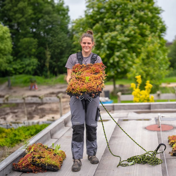 Meisje zittend op een bank voor kluisjes