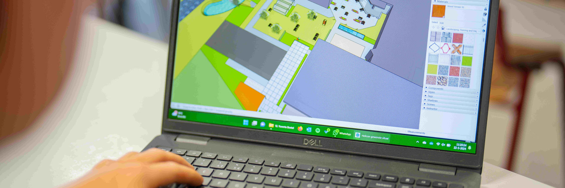 Een student werkt op een laptop