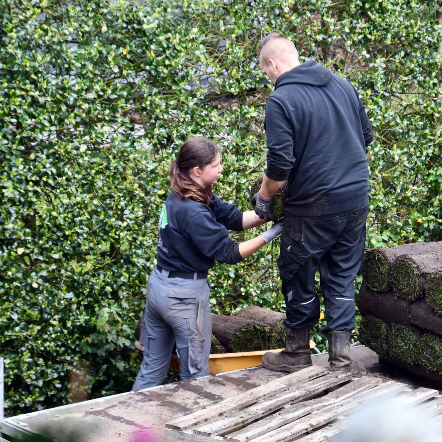 Meisje zittend op een bank voor kluisjes